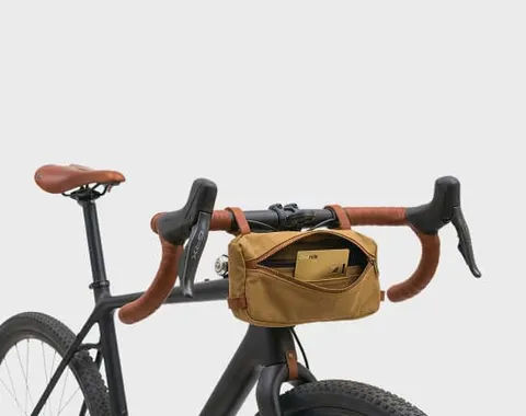 Gouden Ondrela-kaart in een fietstas aan het stuur